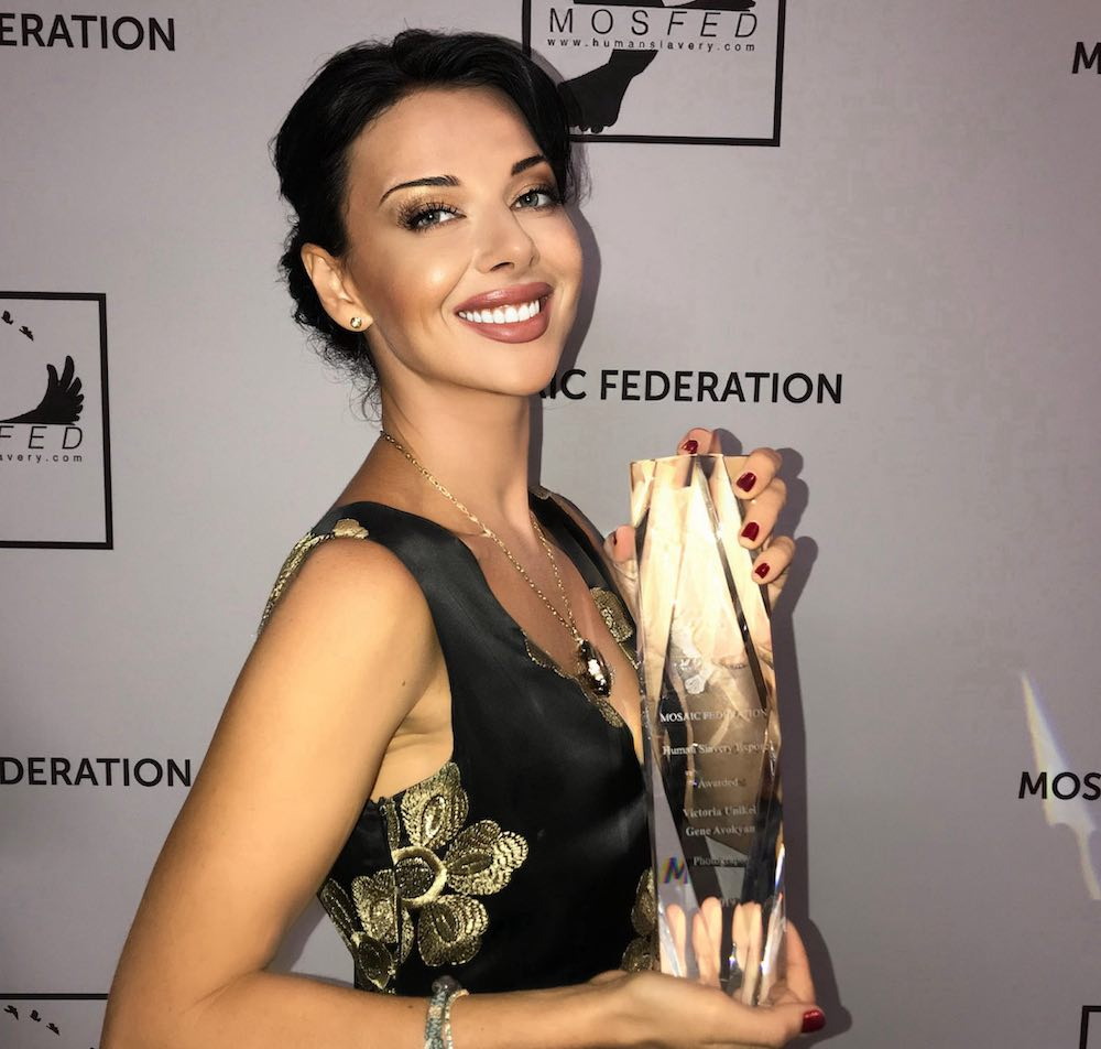 Victoria Unikel with the MOSAIC Federation top art prize